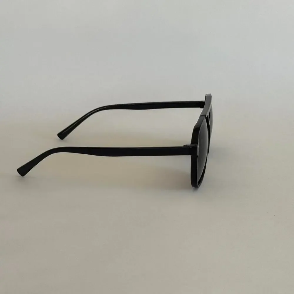 Black square sunglasses with